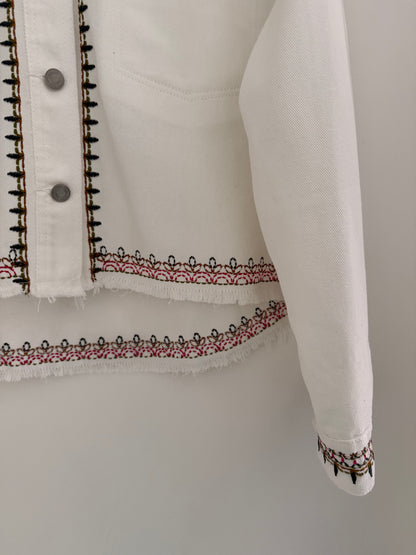 Veste large en jean blanc avec broderie colorées