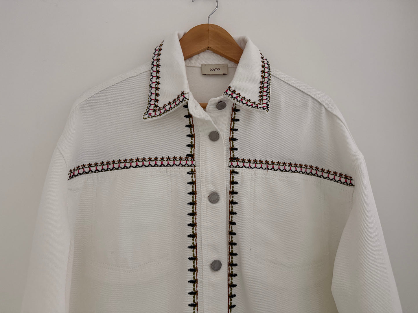 Veste large en jean blanc avec broderie colorées