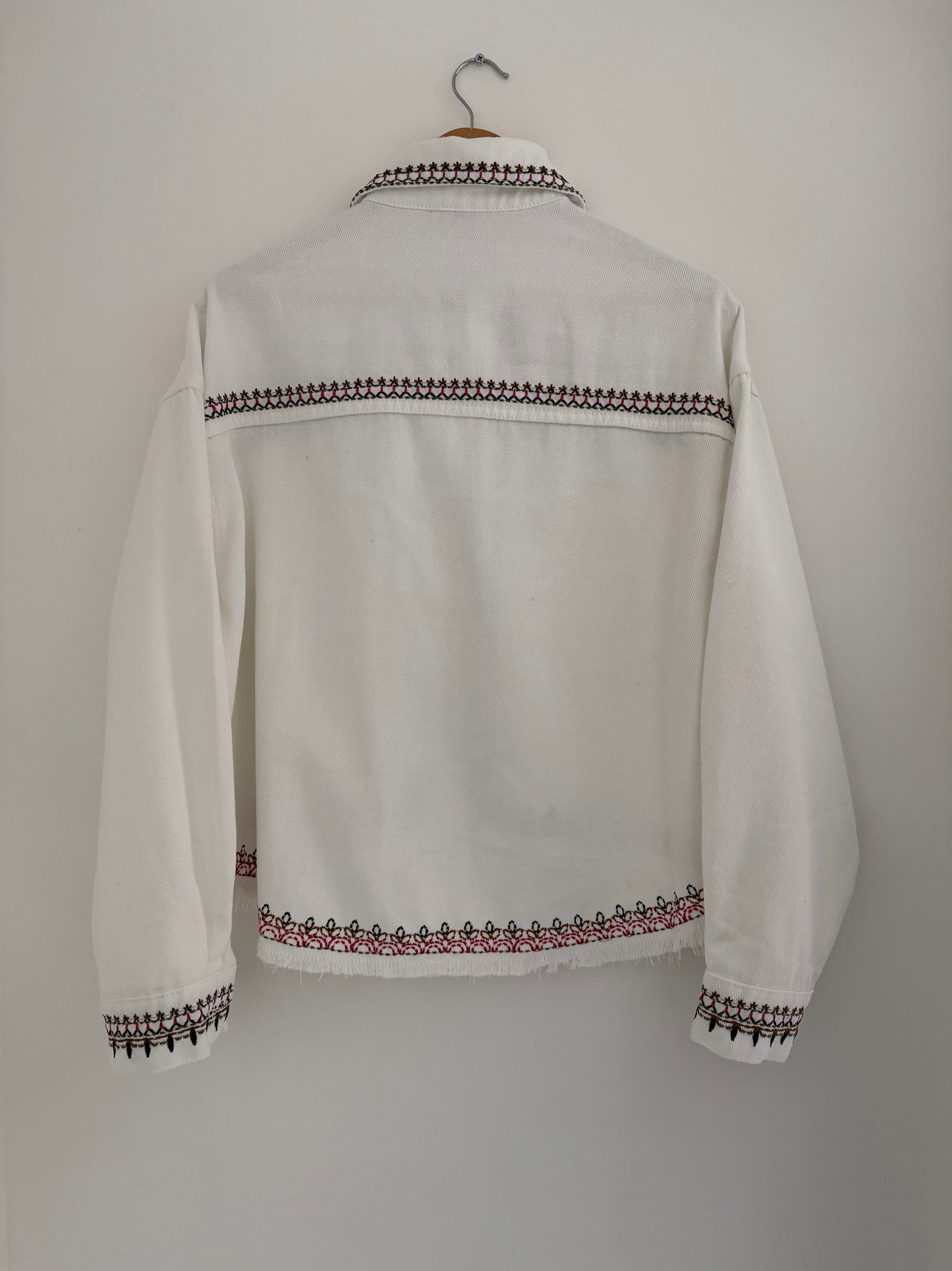 Veste large en jean blanc avec broderie colorées