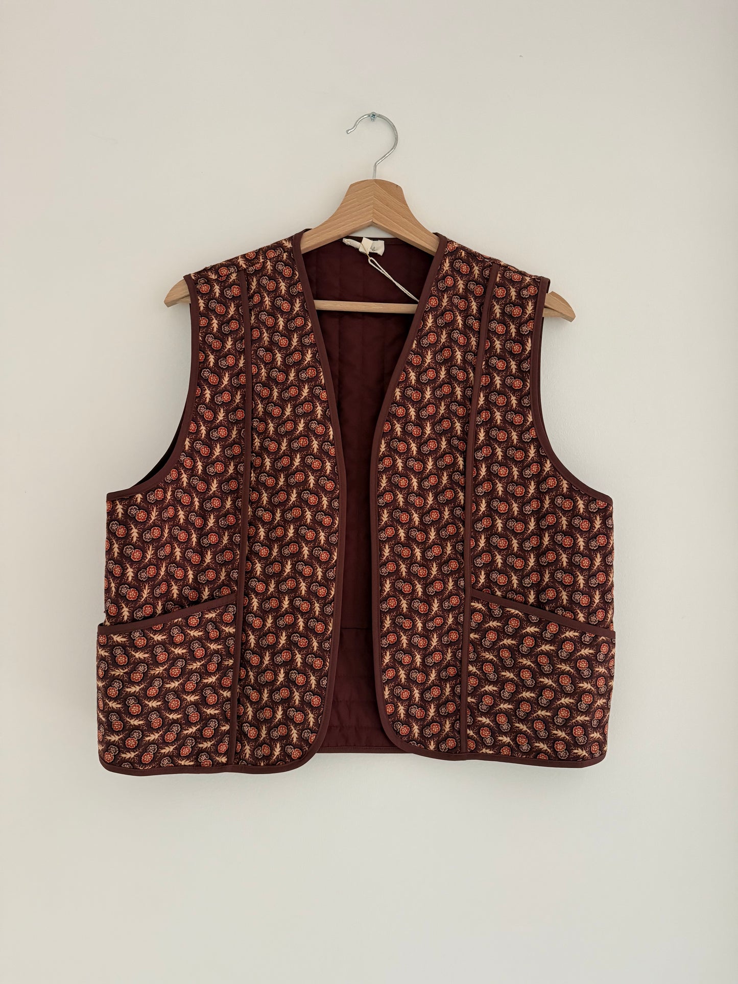 Gilet sans manches fin matelassé avec motifs