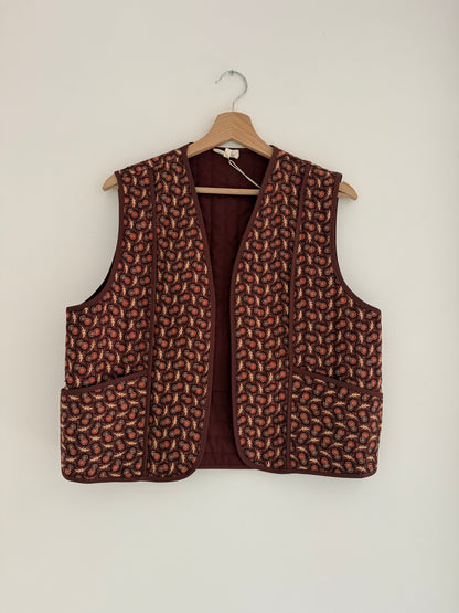 Gilet sans manches fin matelassé avec motifs