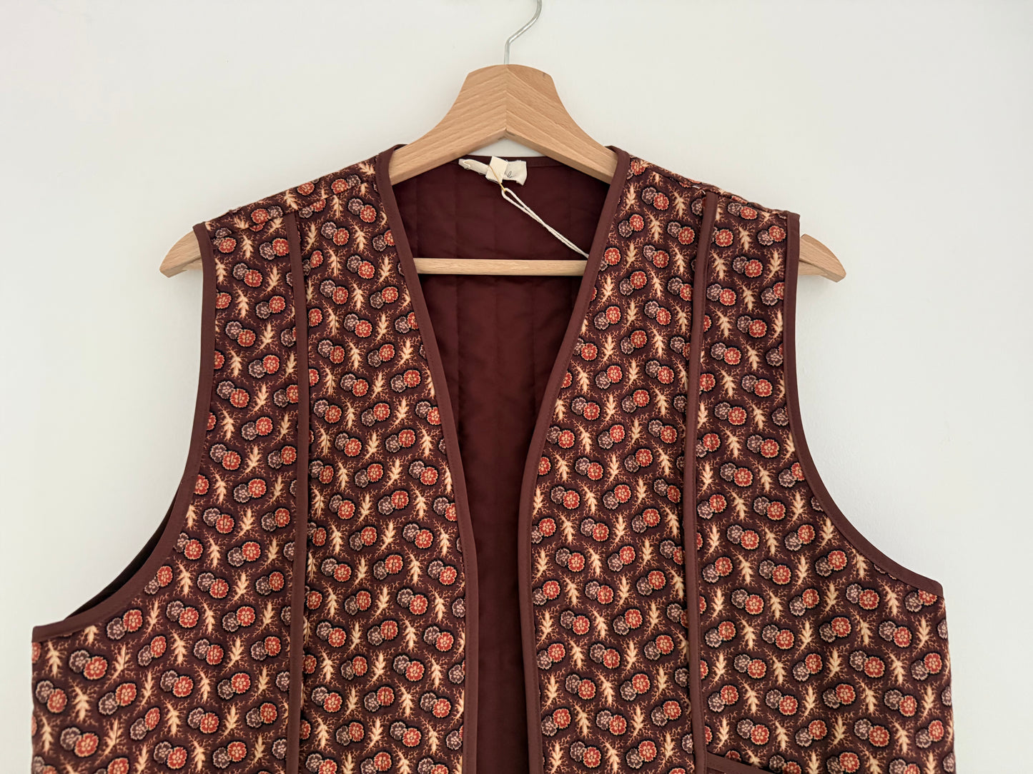 Gilet sans manches fin matelassé avec motifs