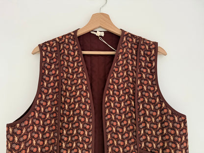 Gilet sans manches fin matelassé avec motifs