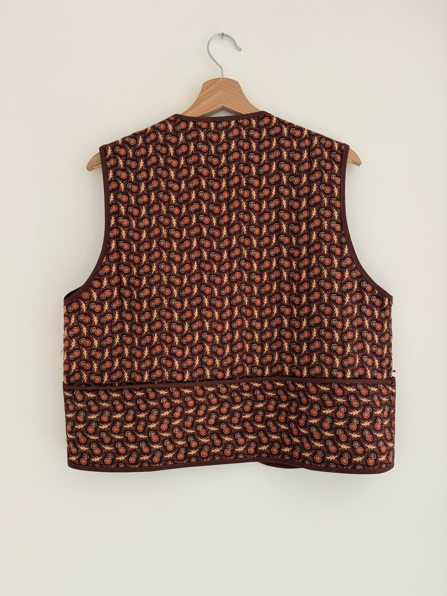 Gilet sans manches fin matelassé avec motifs