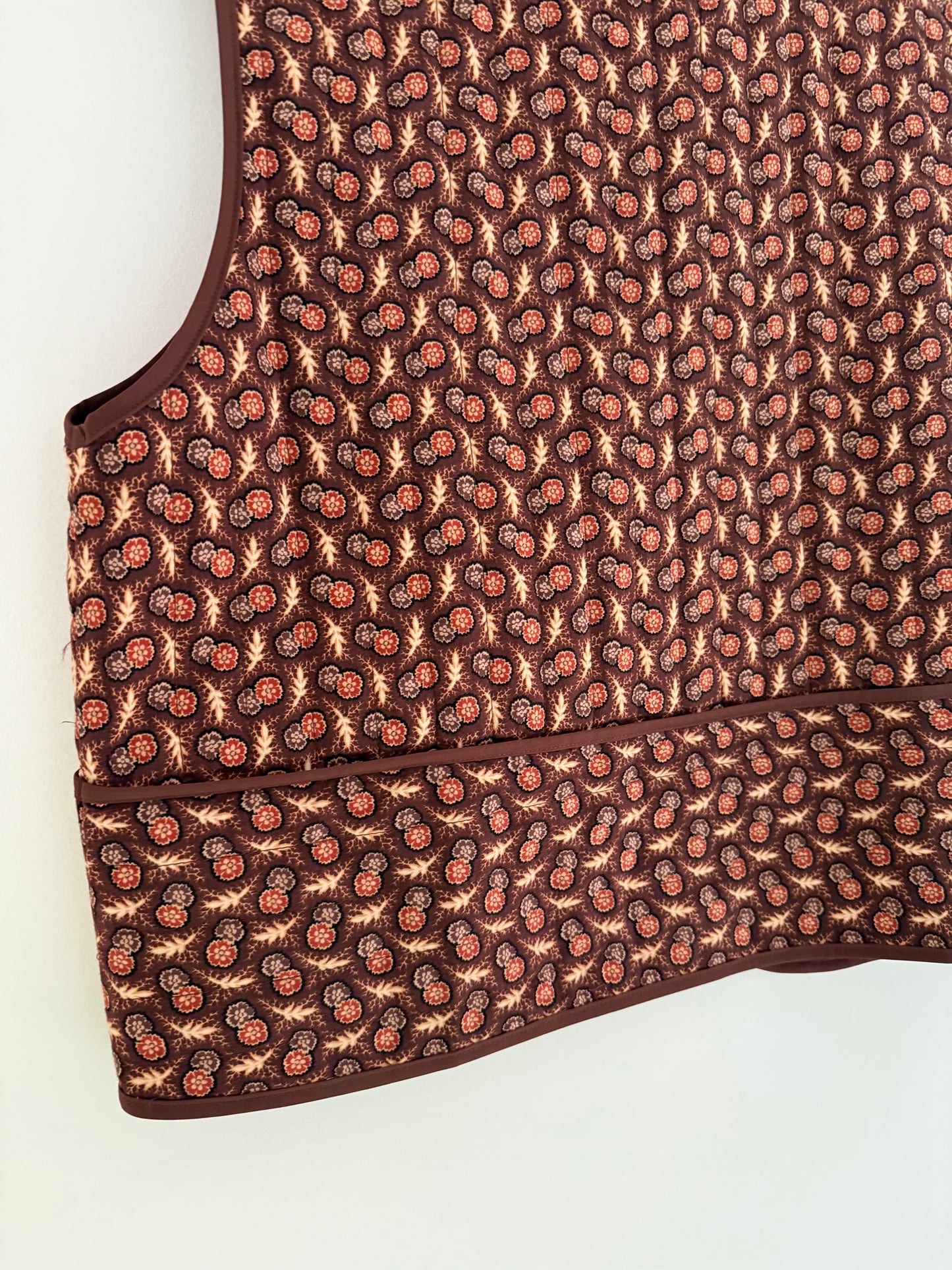 Gilet sans manches fin matelassé avec motifs