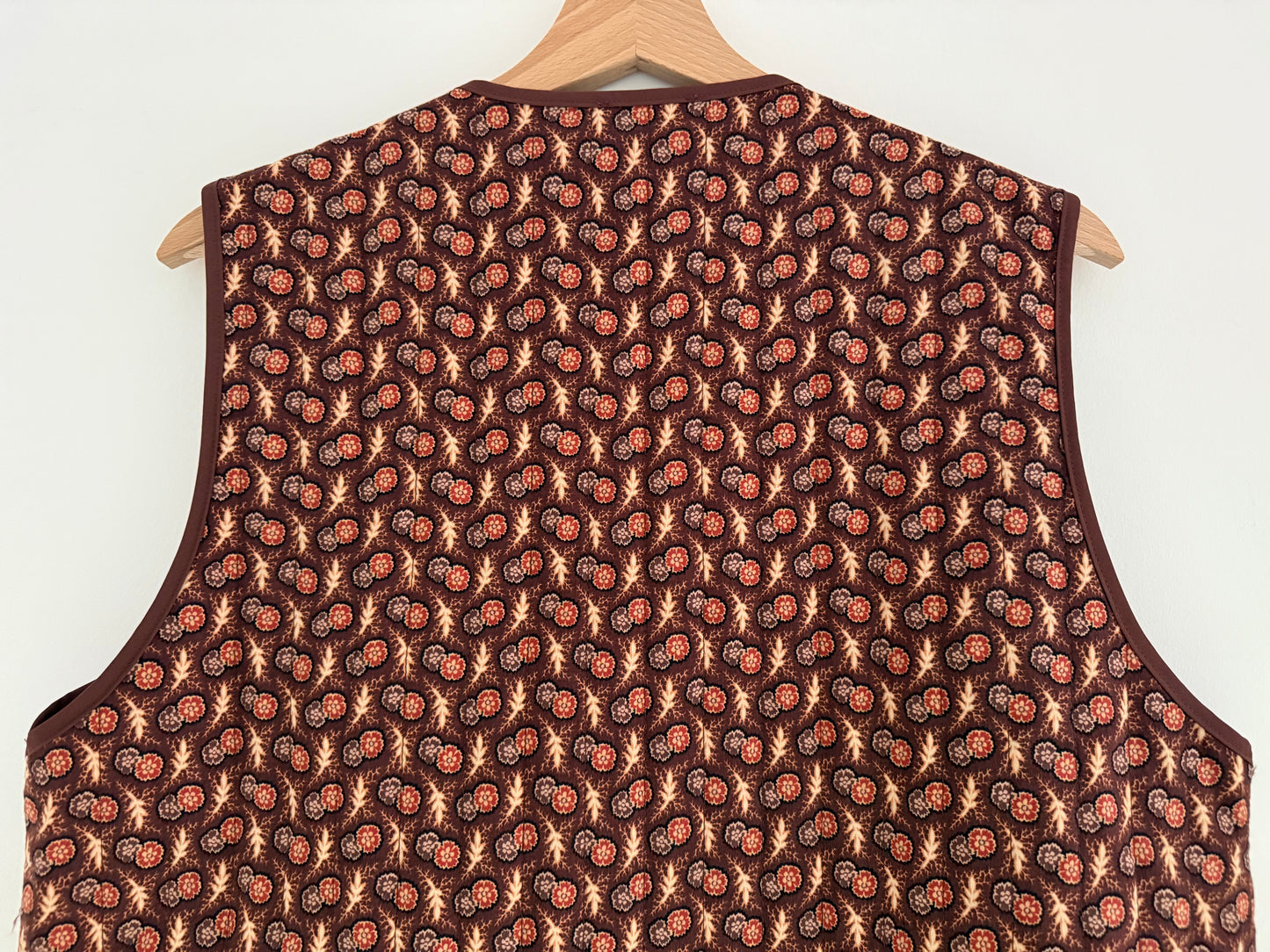 Gilet sans manches fin matelassé avec motifs