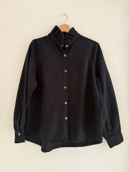 Sur chemise en jean bleue marine avec grand col