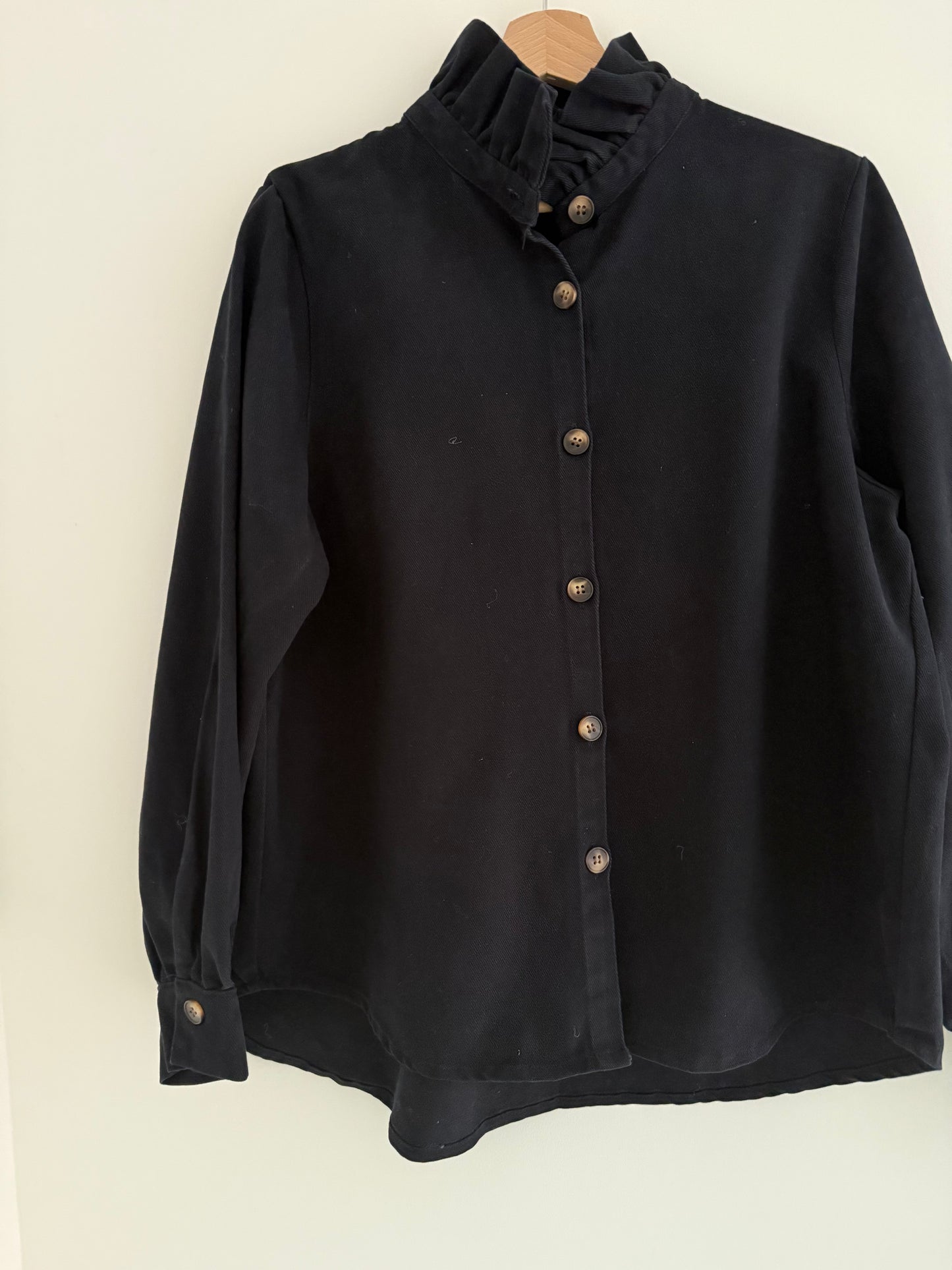 Sur chemise en jean bleue marine avec grand col