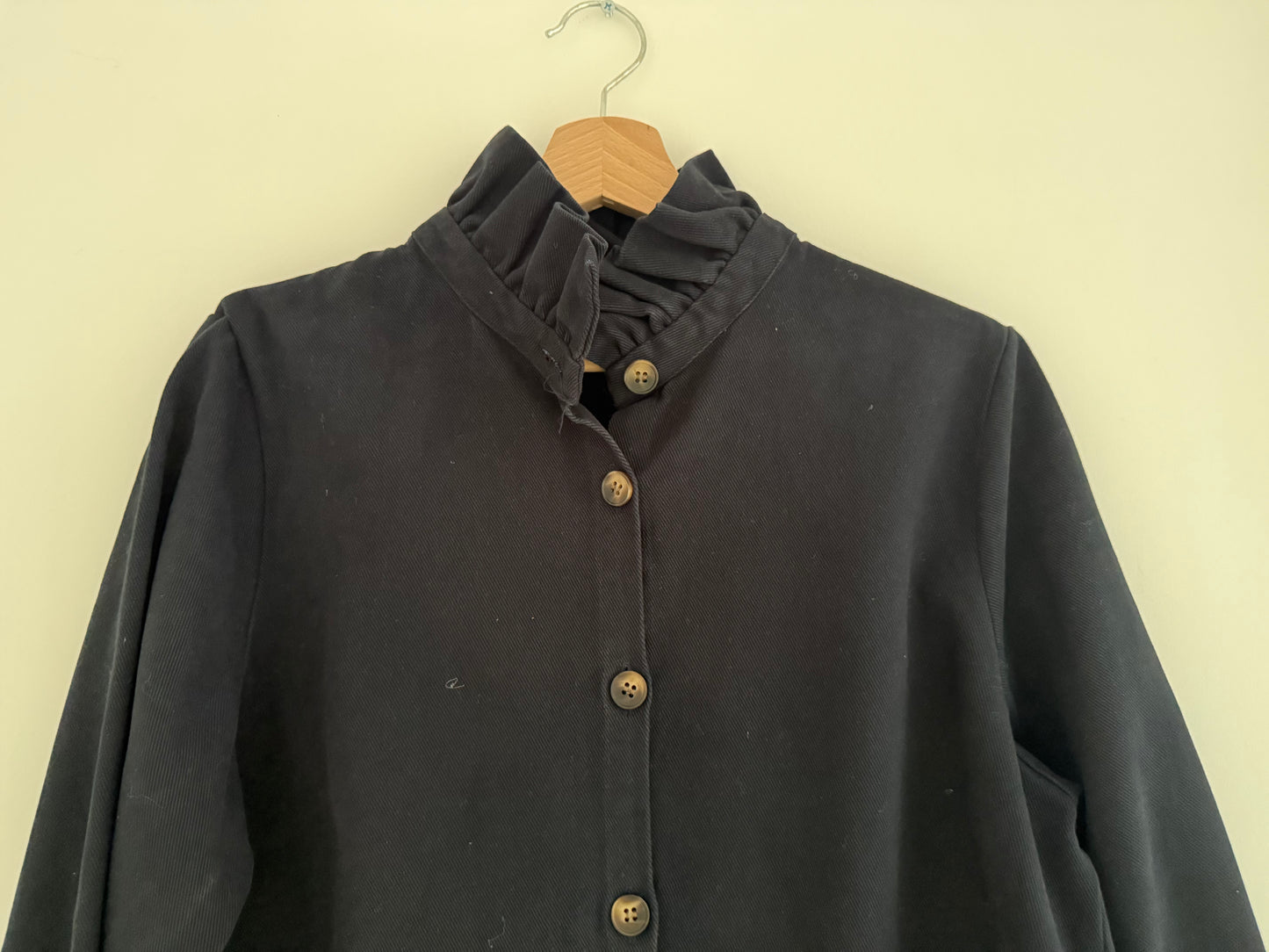 Sur chemise en jean bleue marine avec grand col