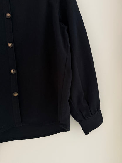 Sur chemise en jean bleue marine avec grand col