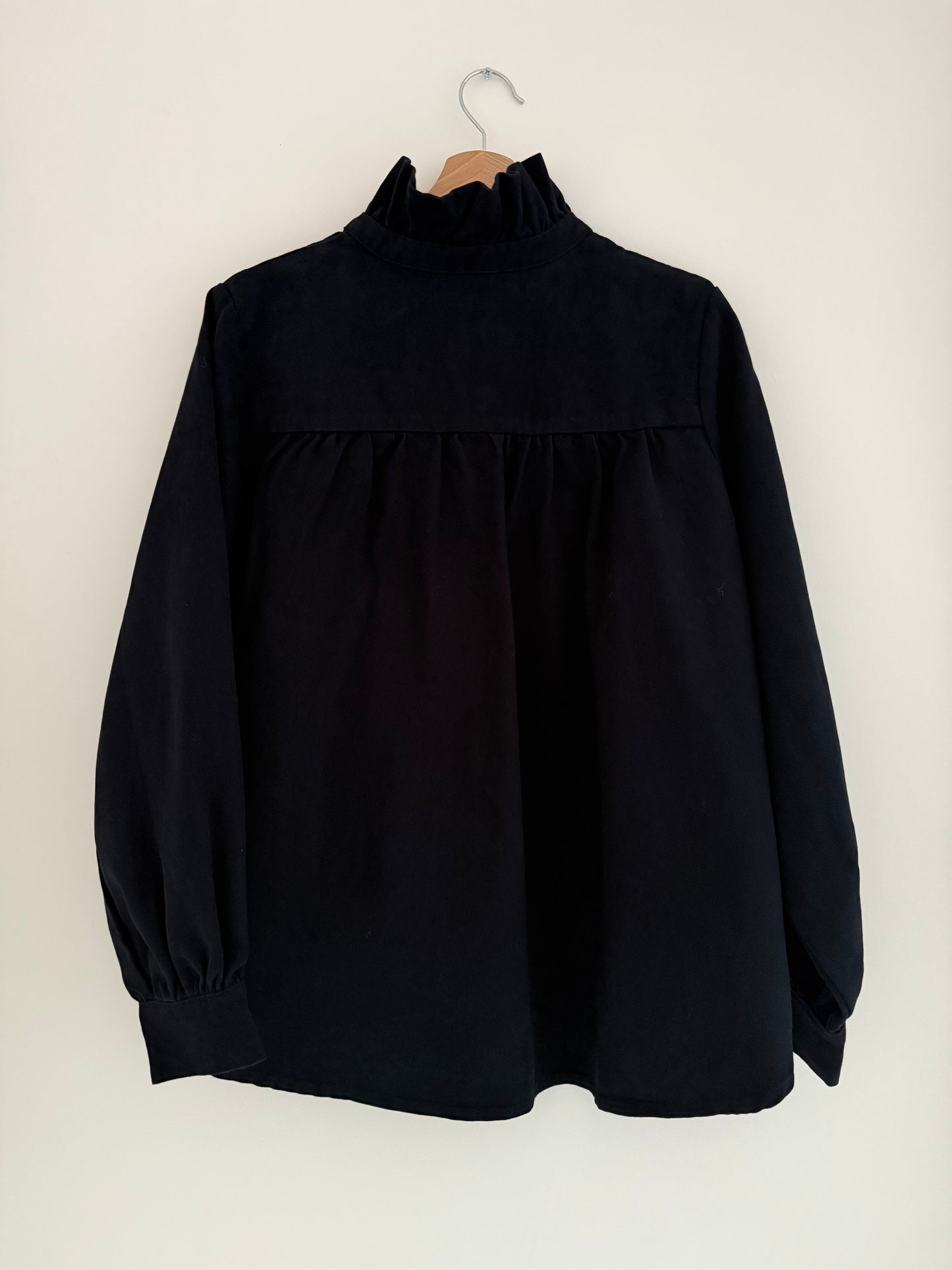 Sur chemise en jean bleue marine avec grand col