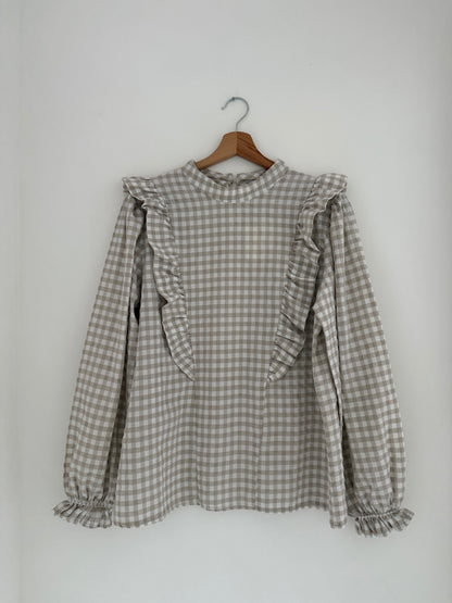 Blouse vichy beige et blanche avec froufrous