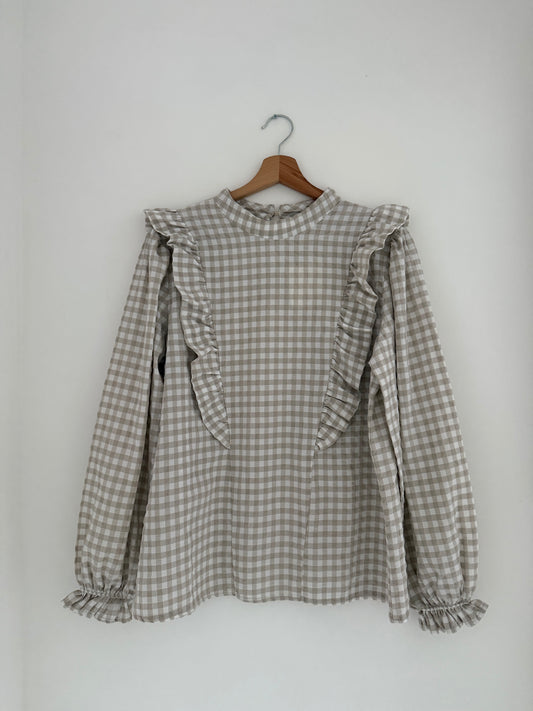 Blouse vichy beige et blanche avec froufrous