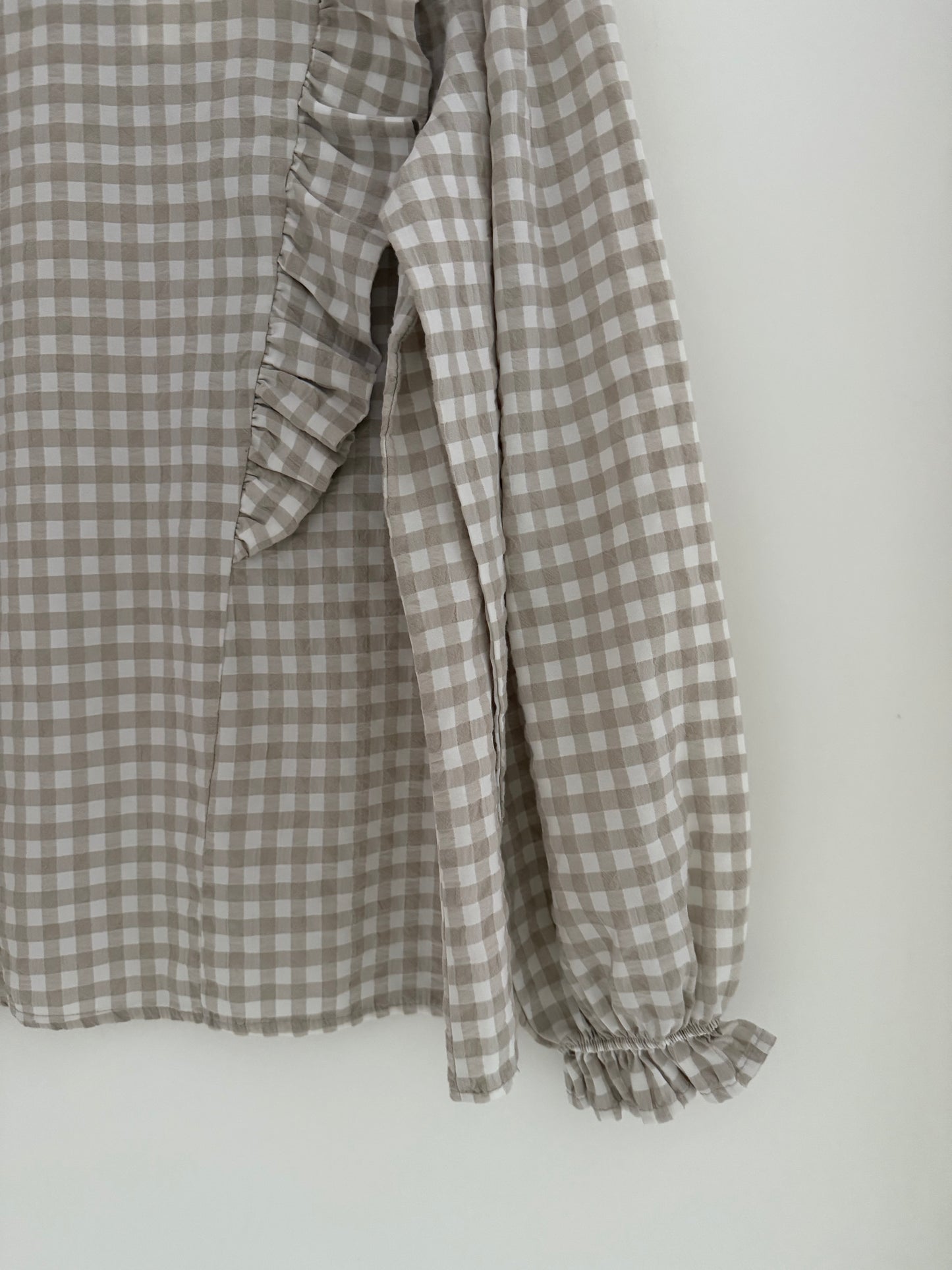 Blouse vichy beige et blanche avec froufrous