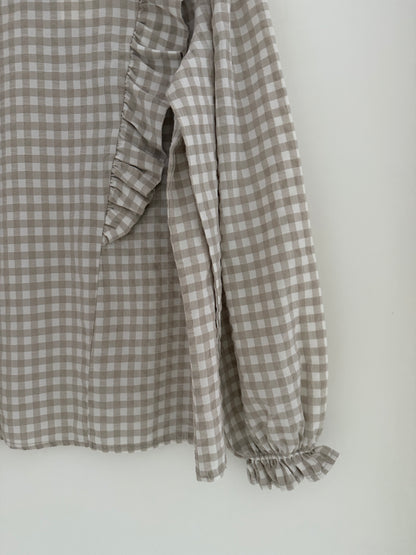 Blouse vichy beige et blanche avec froufrous