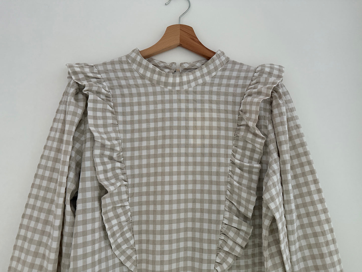 Blouse vichy beige et blanche avec froufrous