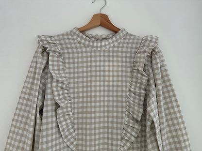 Blouse vichy beige et blanche avec froufrous