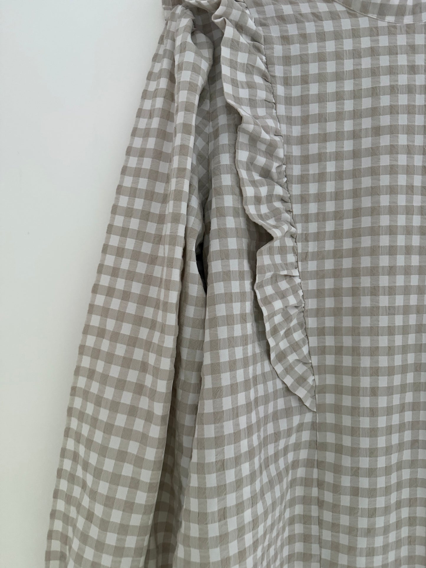 Blouse vichy beige et blanche avec froufrous