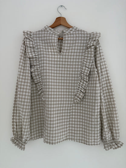 Blouse vichy beige et blanche avec froufrous