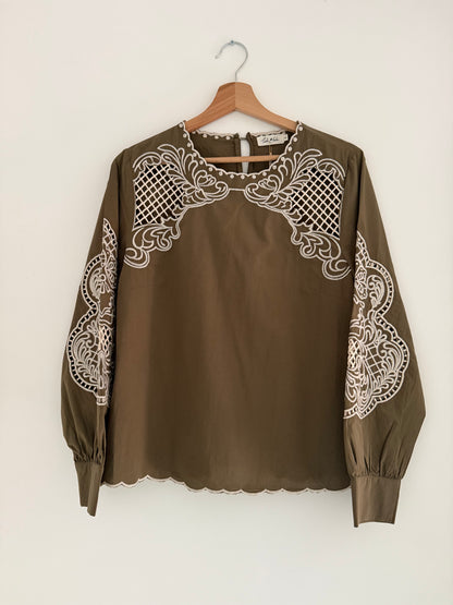 Blouse kaki avec broderies blanches