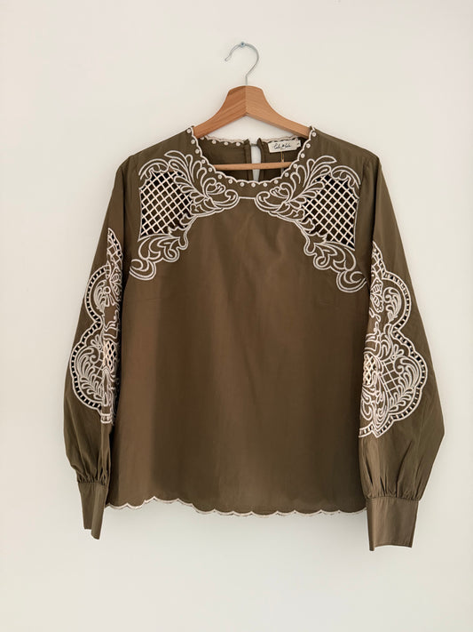 Blouse kaki avec broderies blanches