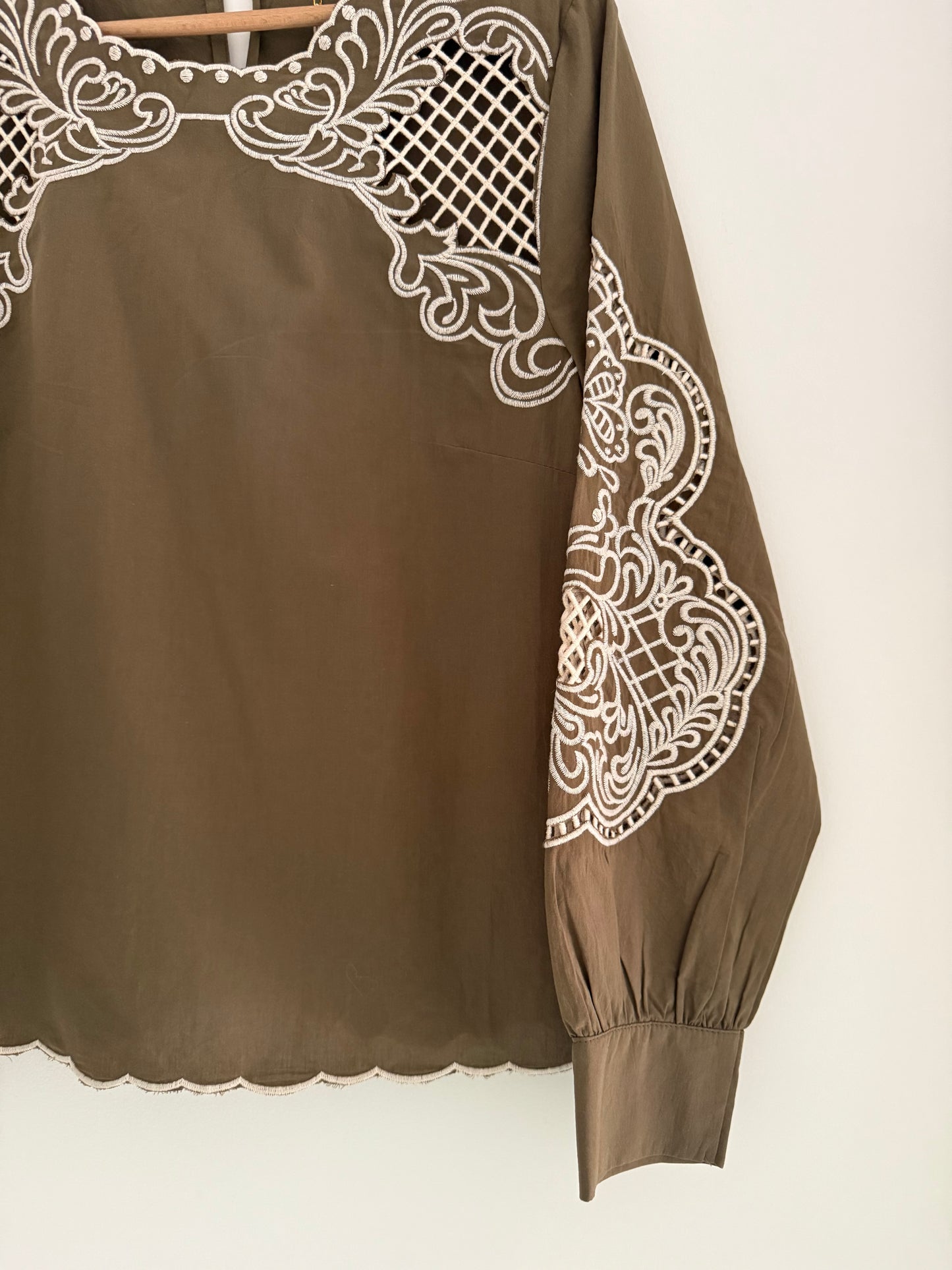 Blouse kaki avec broderies blanches