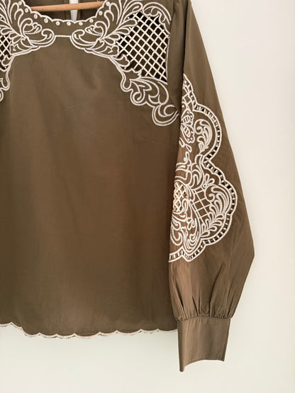 Blouse kaki avec broderies blanches