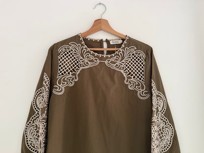 Blouse kaki avec broderies blanches