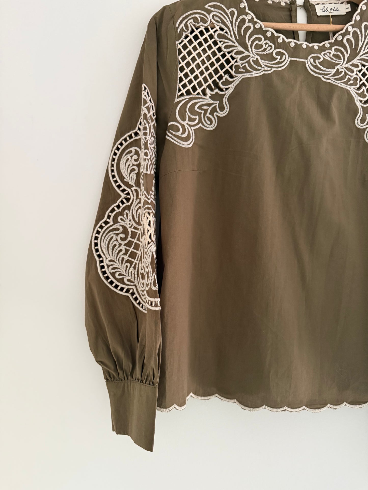 Blouse kaki avec broderies blanches