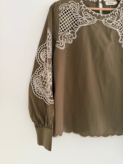 Blouse kaki avec broderies blanches