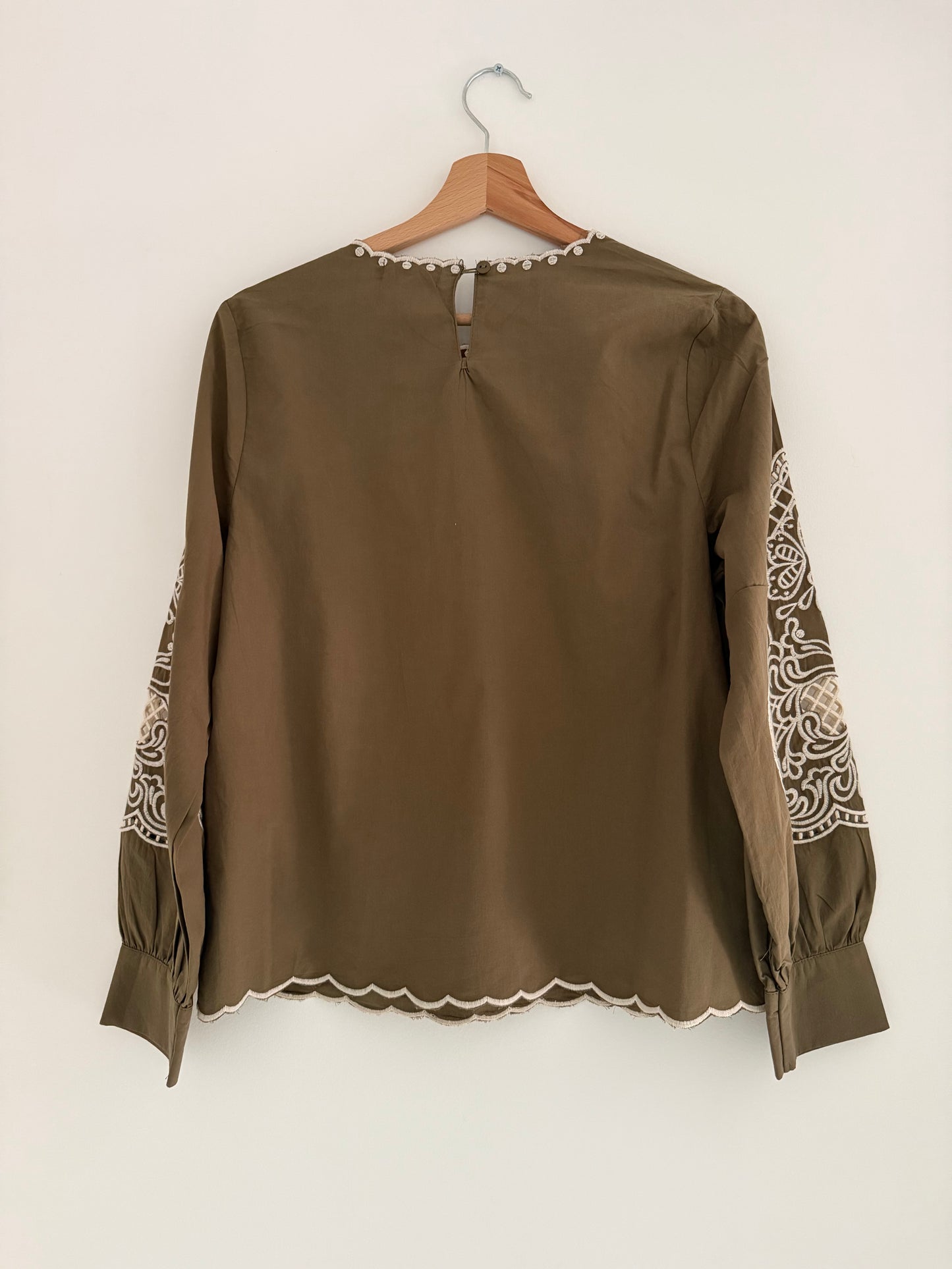 Blouse kaki avec broderies blanches