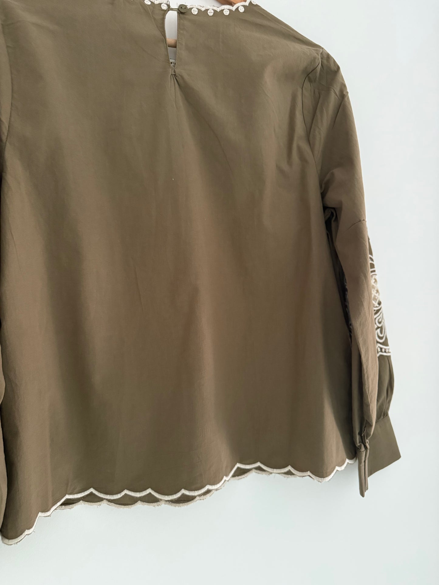 Blouse kaki avec broderies blanches