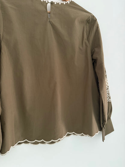 Blouse kaki avec broderies blanches