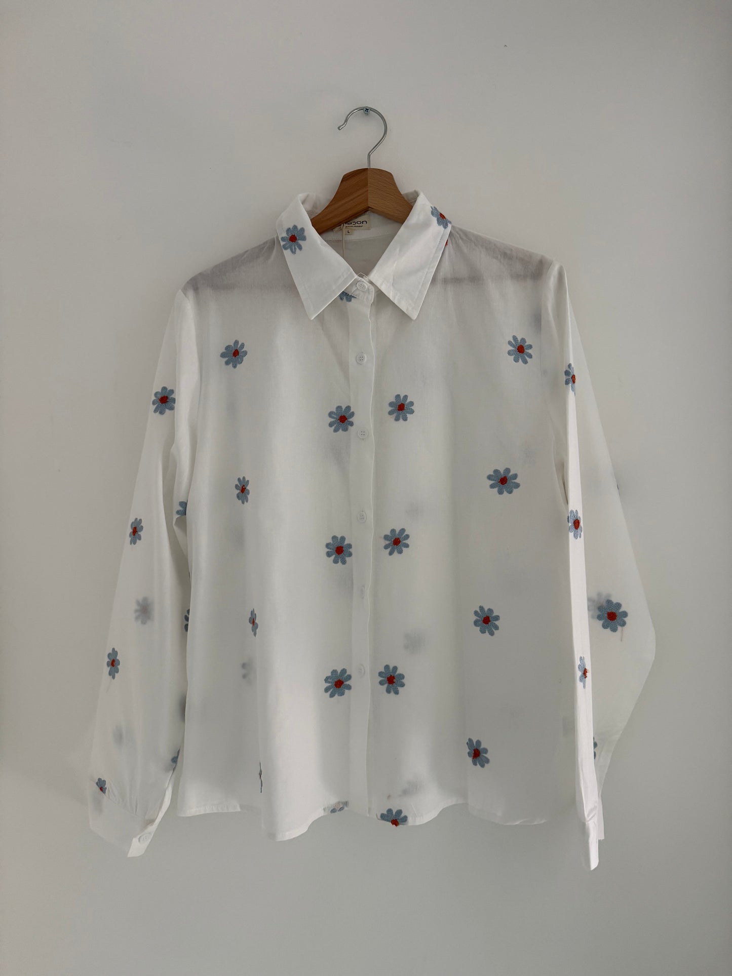 Chemise blanche avec fleurs brodées