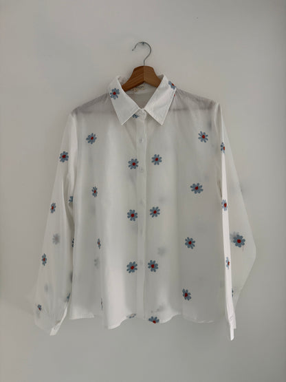 Chemise blanche avec fleurs brodées