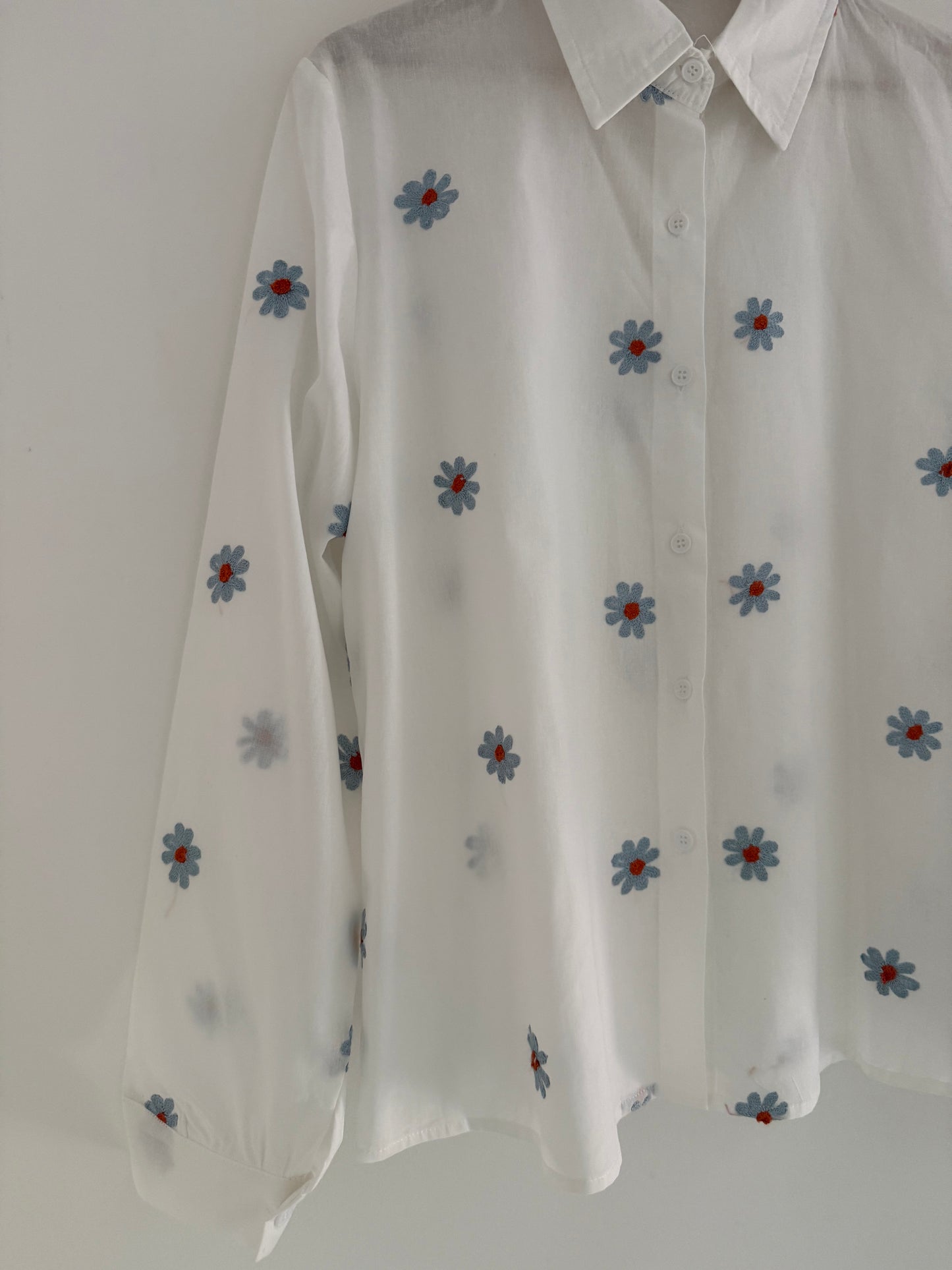 Chemise blanche avec fleurs brodées