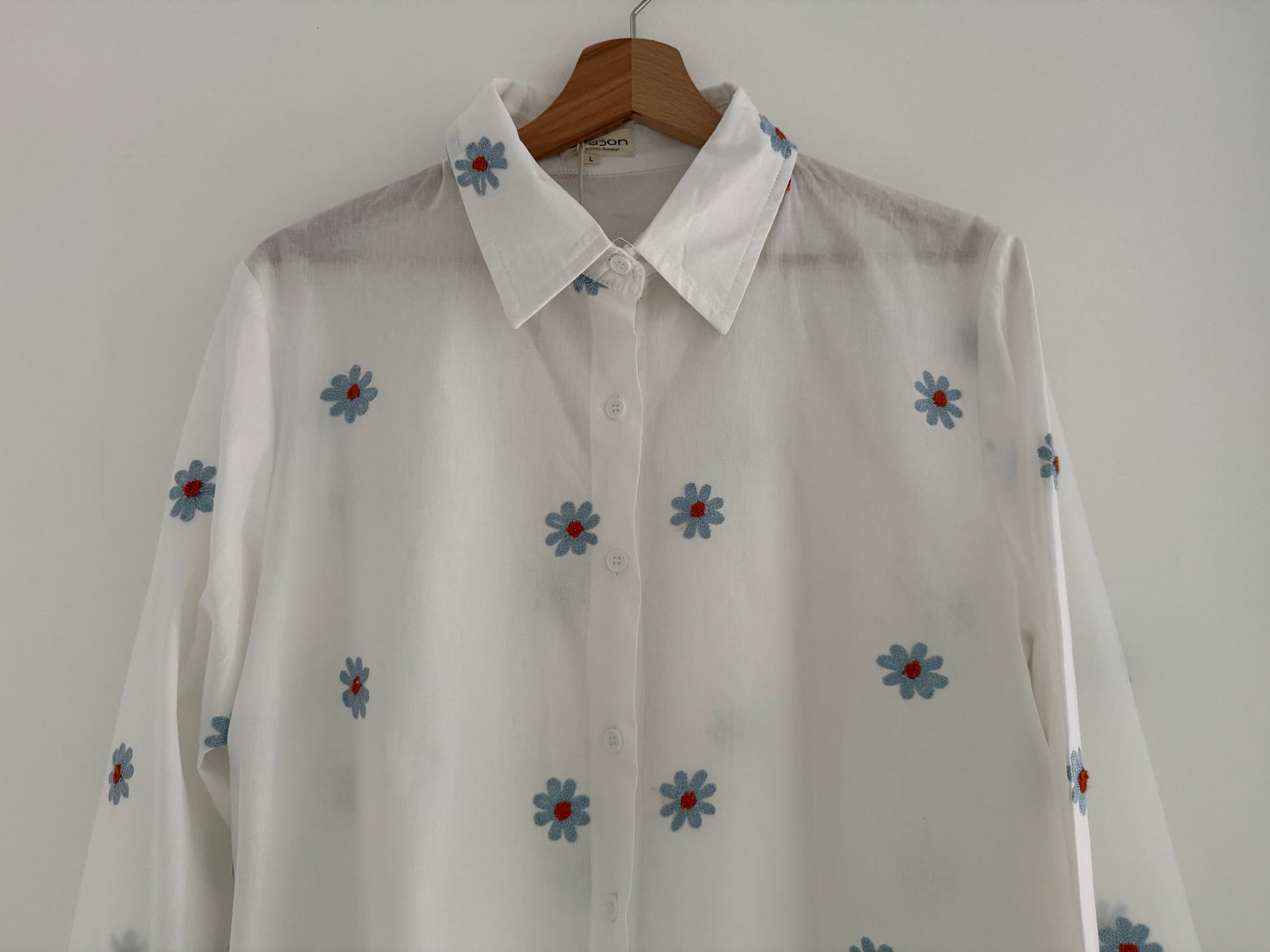 Chemise blanche avec fleurs brodées