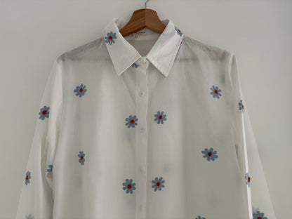 Chemise blanche avec fleurs brodées