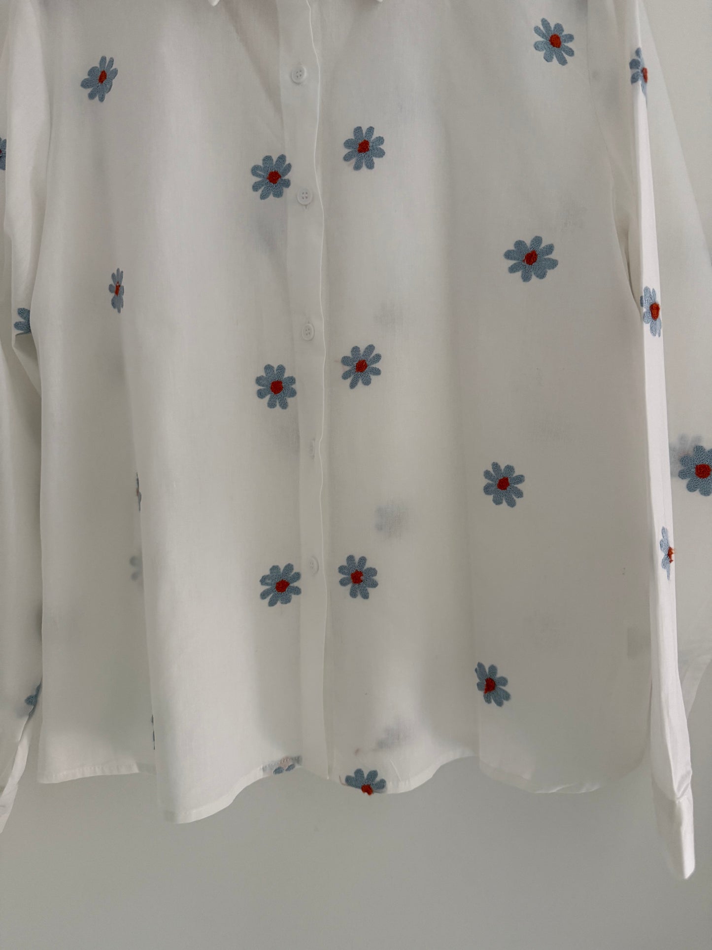 Chemise blanche avec fleurs brodées