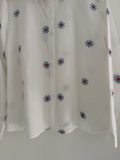 Chemise blanche avec fleurs brodées