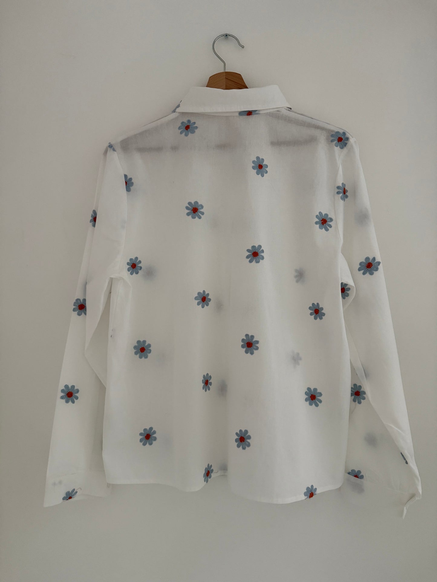 Chemise blanche avec fleurs brodées