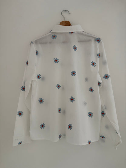 Chemise blanche avec fleurs brodées