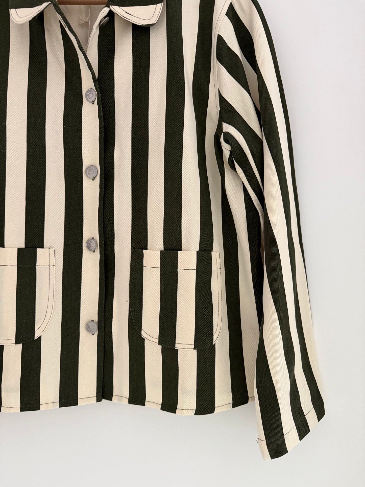 Veste avec col rayée kaki et crème