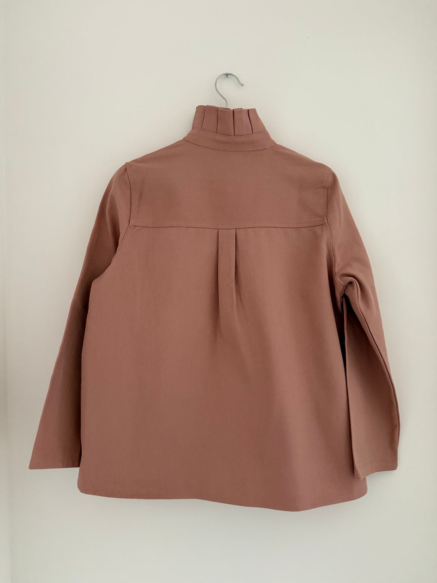 Sur chemise en jean avec grand col vieux rose