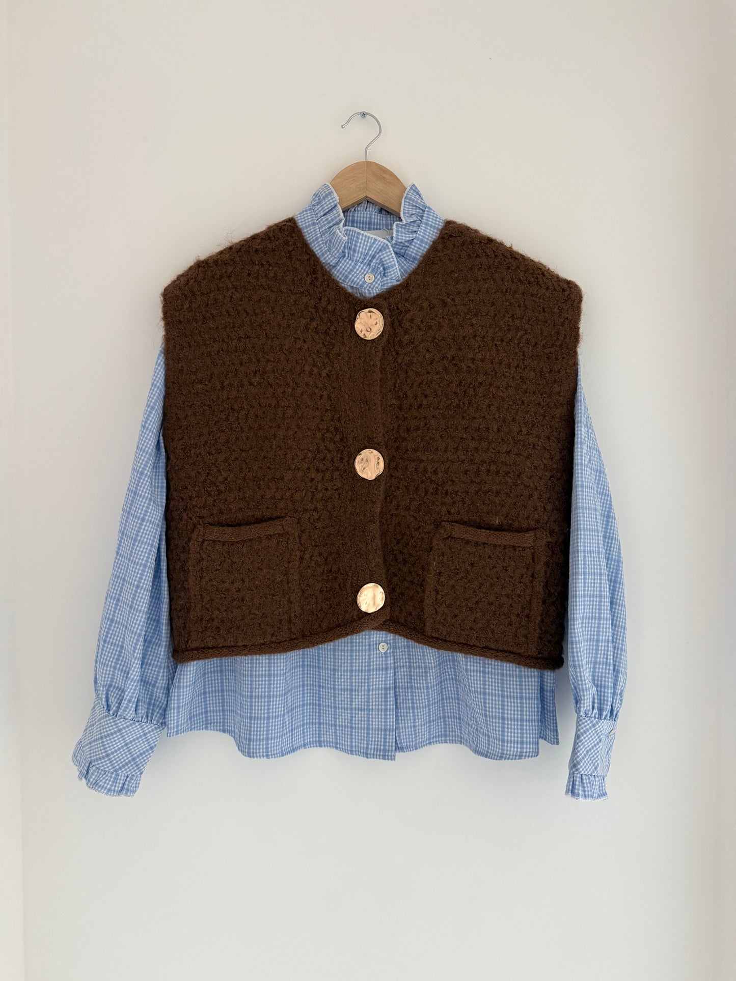 Pull sans manches chocolat avec boutons dorés