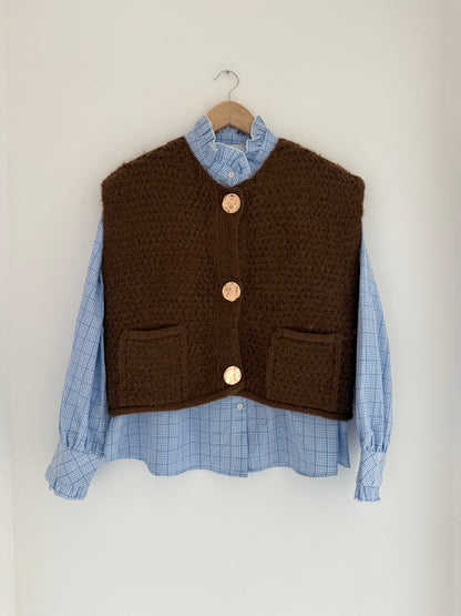 Pull sans manches chocolat avec boutons dorés
