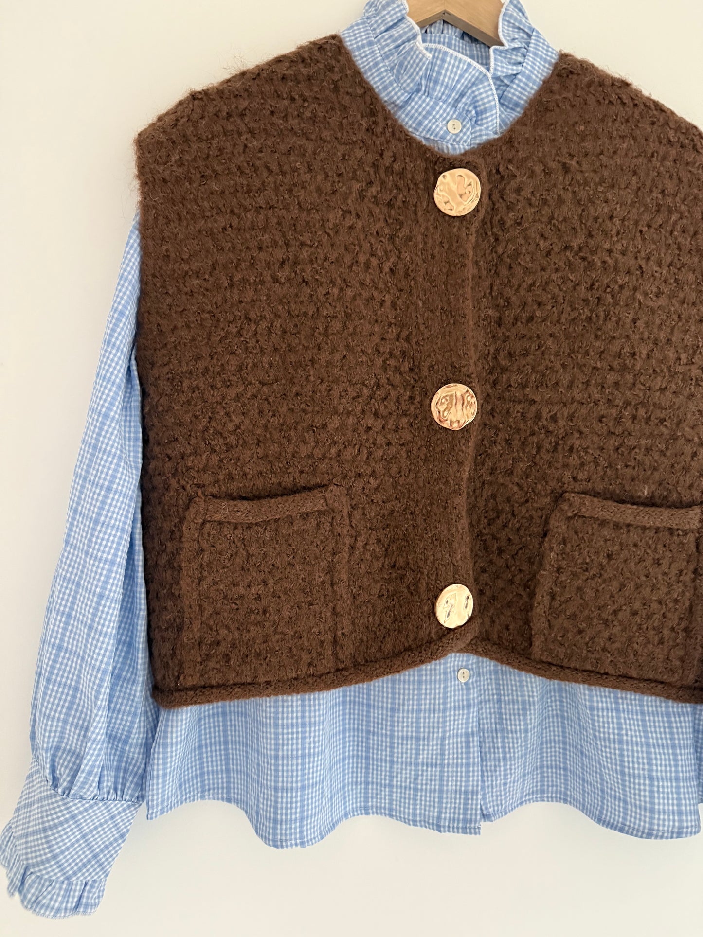 Pull sans manches chocolat avec boutons dorés