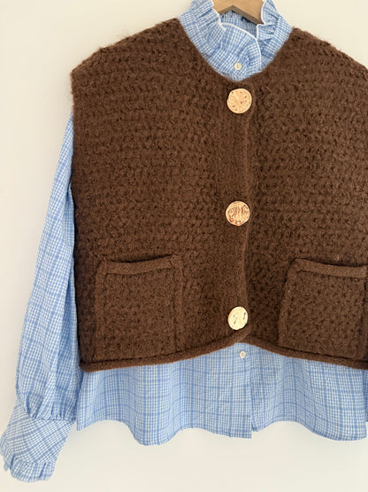Pull sans manches chocolat avec boutons dorés