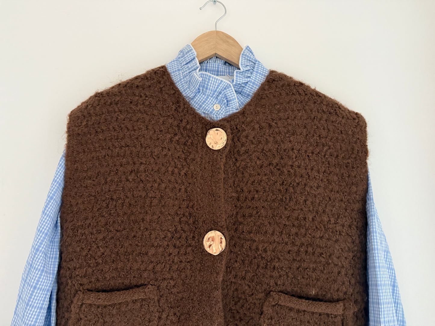 Pull sans manches chocolat avec boutons dorés