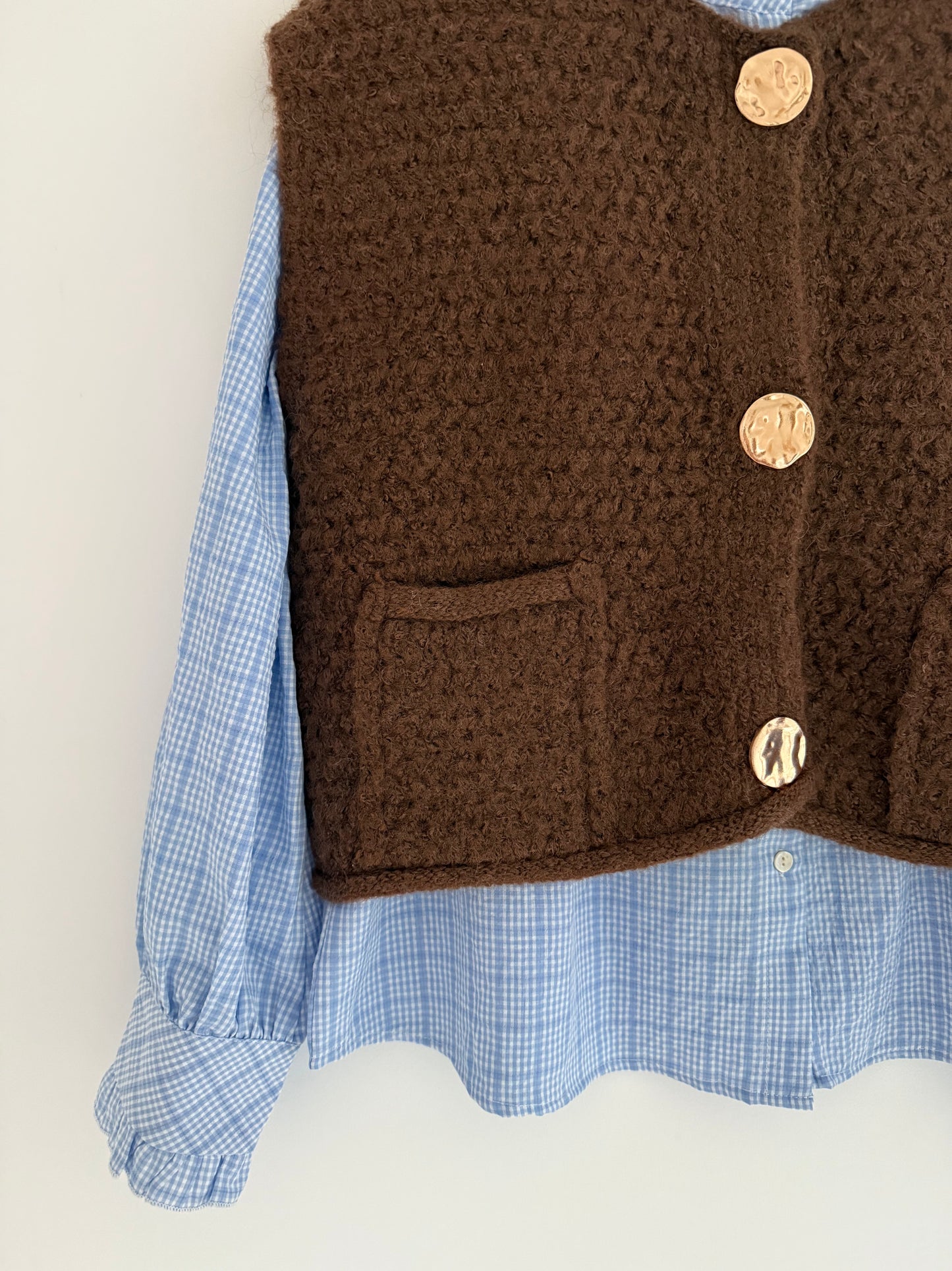 Pull sans manches chocolat avec boutons dorés